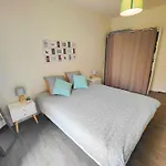 2en1 9 Personnes Max Stationnement Proche & Gratuit Wifi Lägenhet