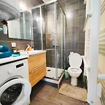 2en1 9 Personnes Max Stationnement Proche & Gratuit Wifi Lägenhet *