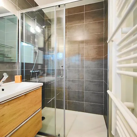 Apartment 2en1 9 Personnes Max Stationnement Proche & Gratuit Wifi *