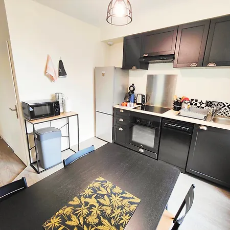 2en1 9 Personnes Max Stationnement Proche & Gratuit Wifi Apartment
